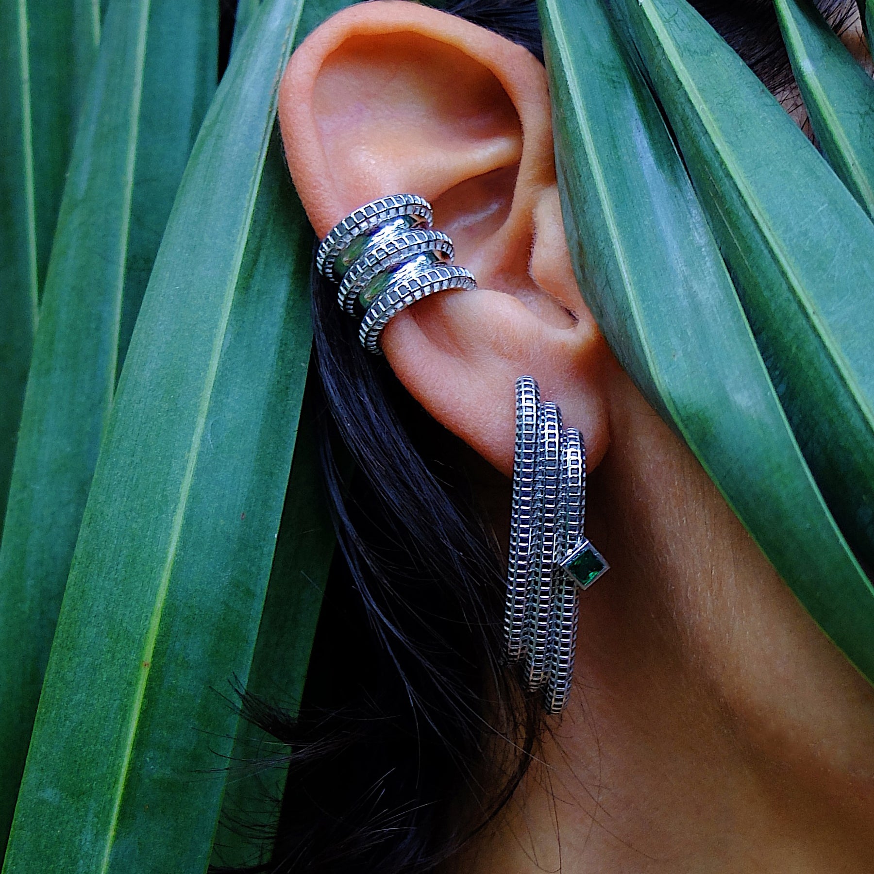 capri ear cuff 925 gümüş rodyum kaplama kulakta görünüm