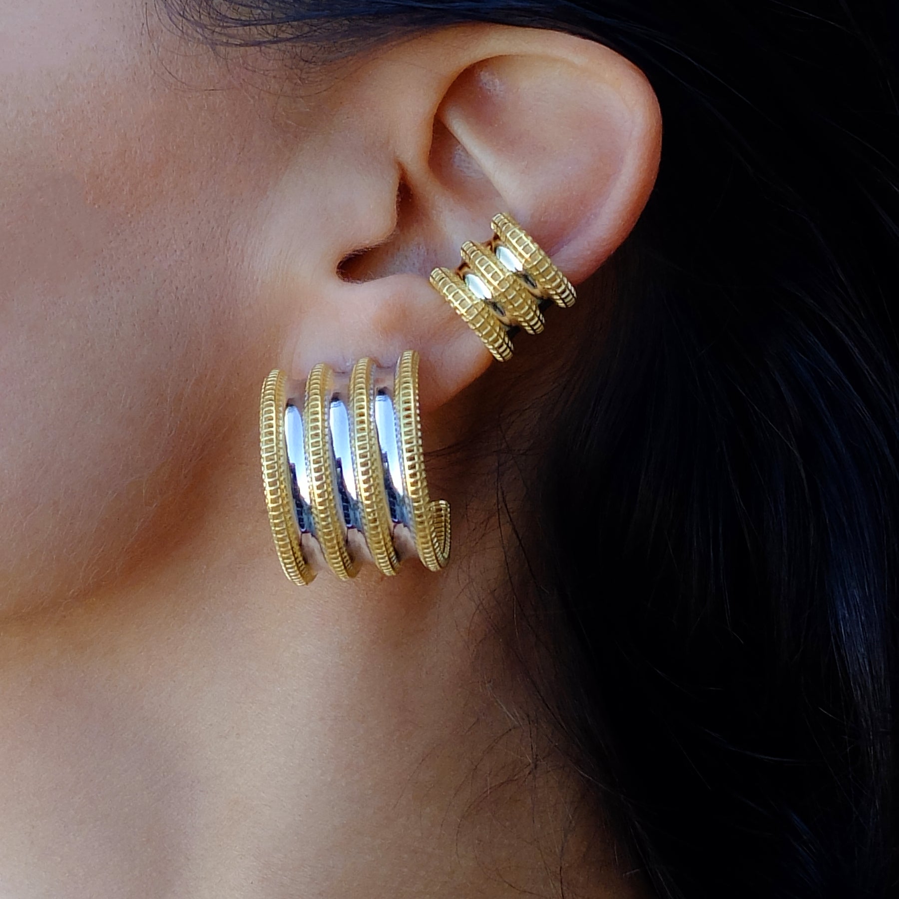 Capri ear cuff yakın plan – altın kaplama parlak yüzey, 925 gümüş