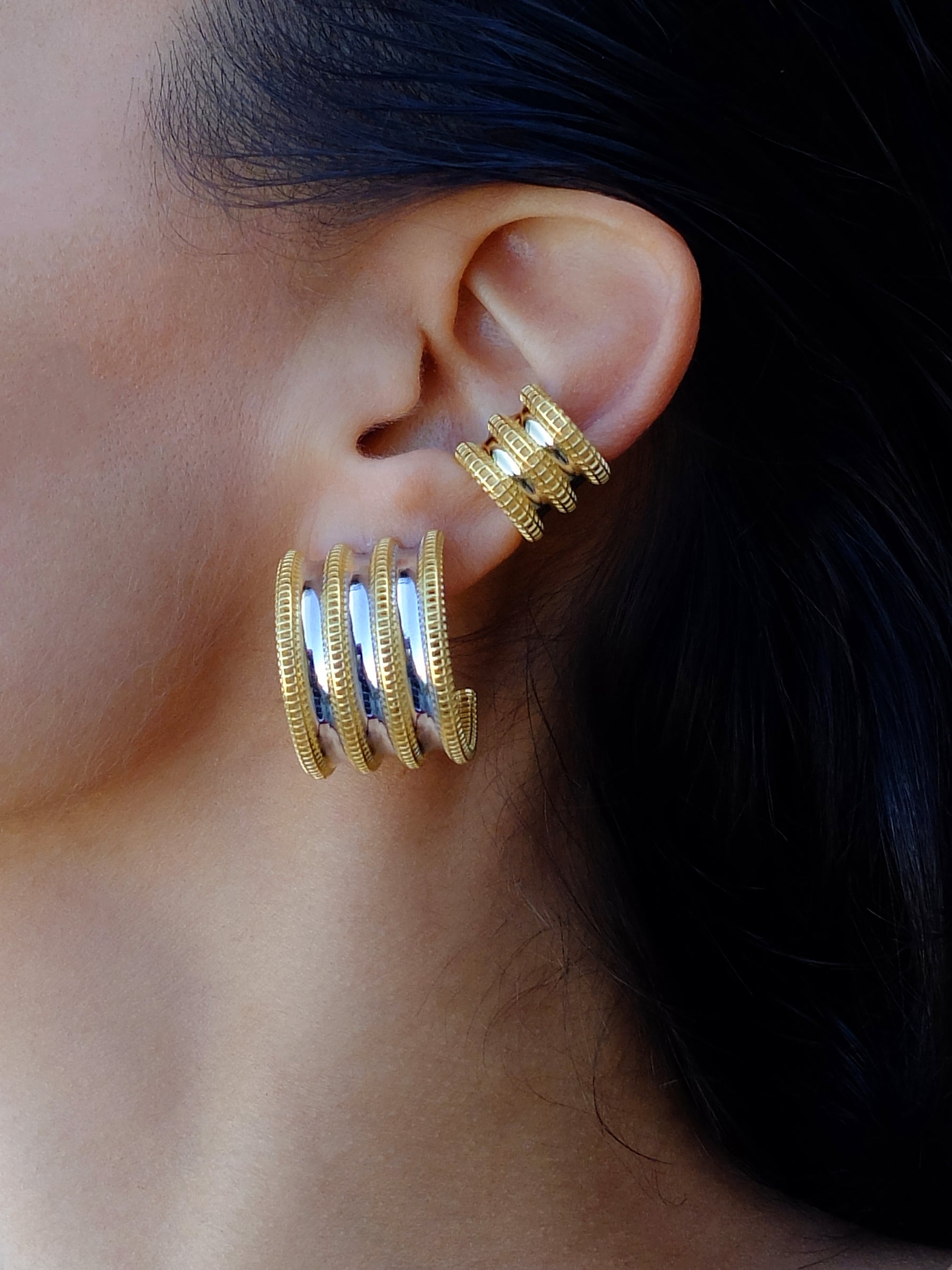 Capri ear cuff yakın plan – altın kaplama parlak yüzey, 925 gümüş