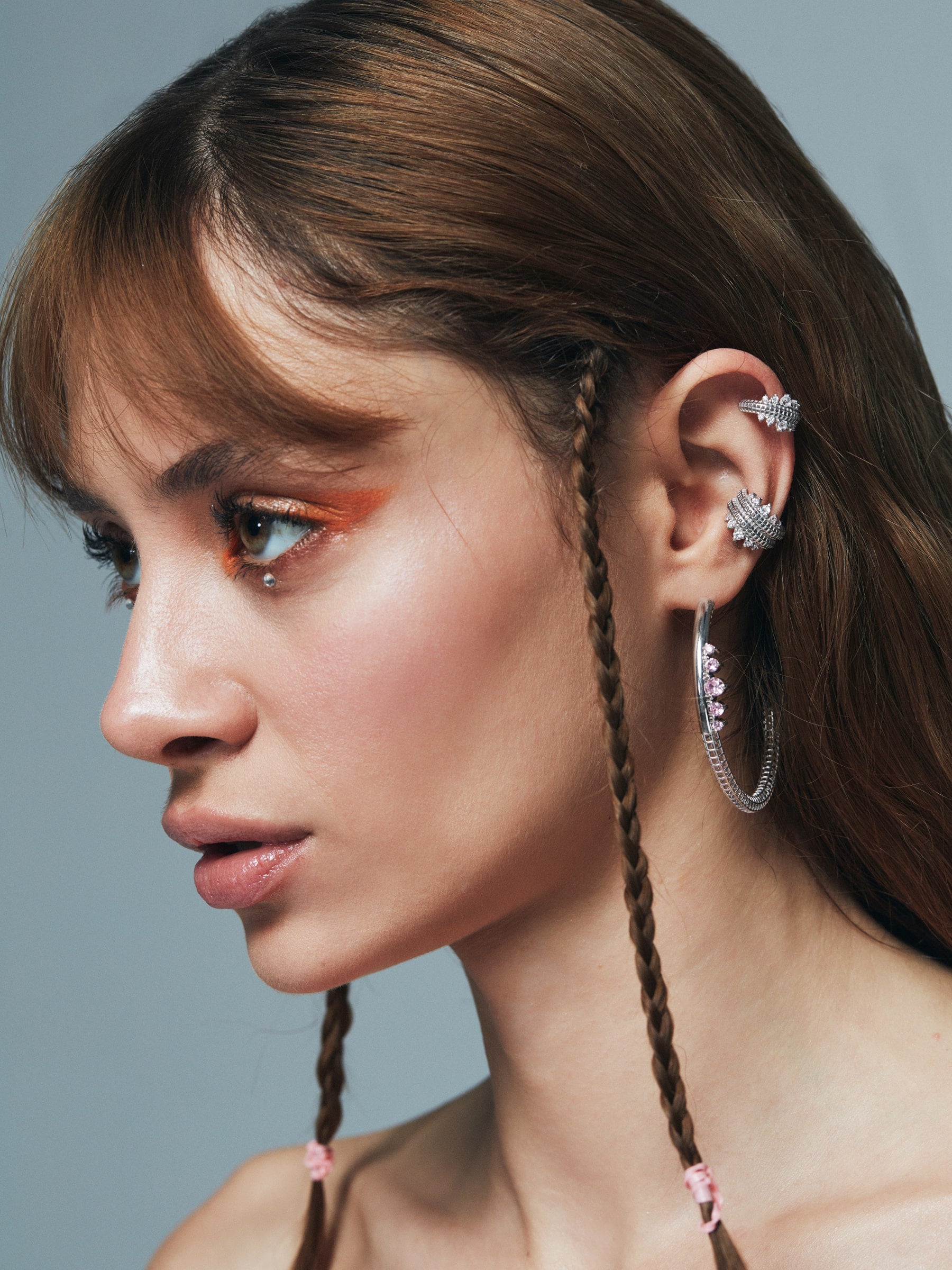 Double Princess Semita ear cuff takılı görünüm – çift sıralı beyaz zirkon, ayarlanabilir form