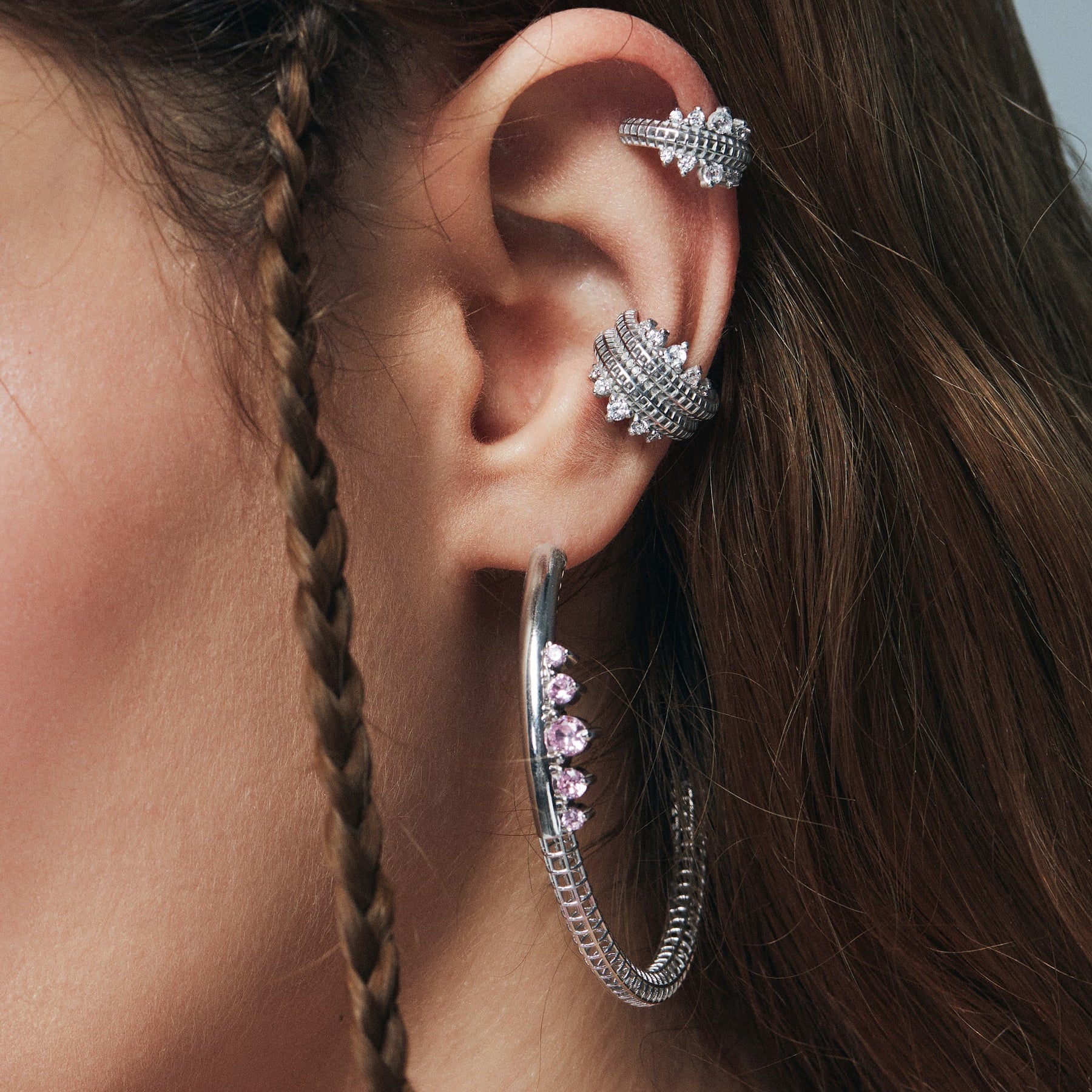 Double Princess Semita ear cuff yakın plan – taşlı detay, rodyum kaplama parlak yüzey