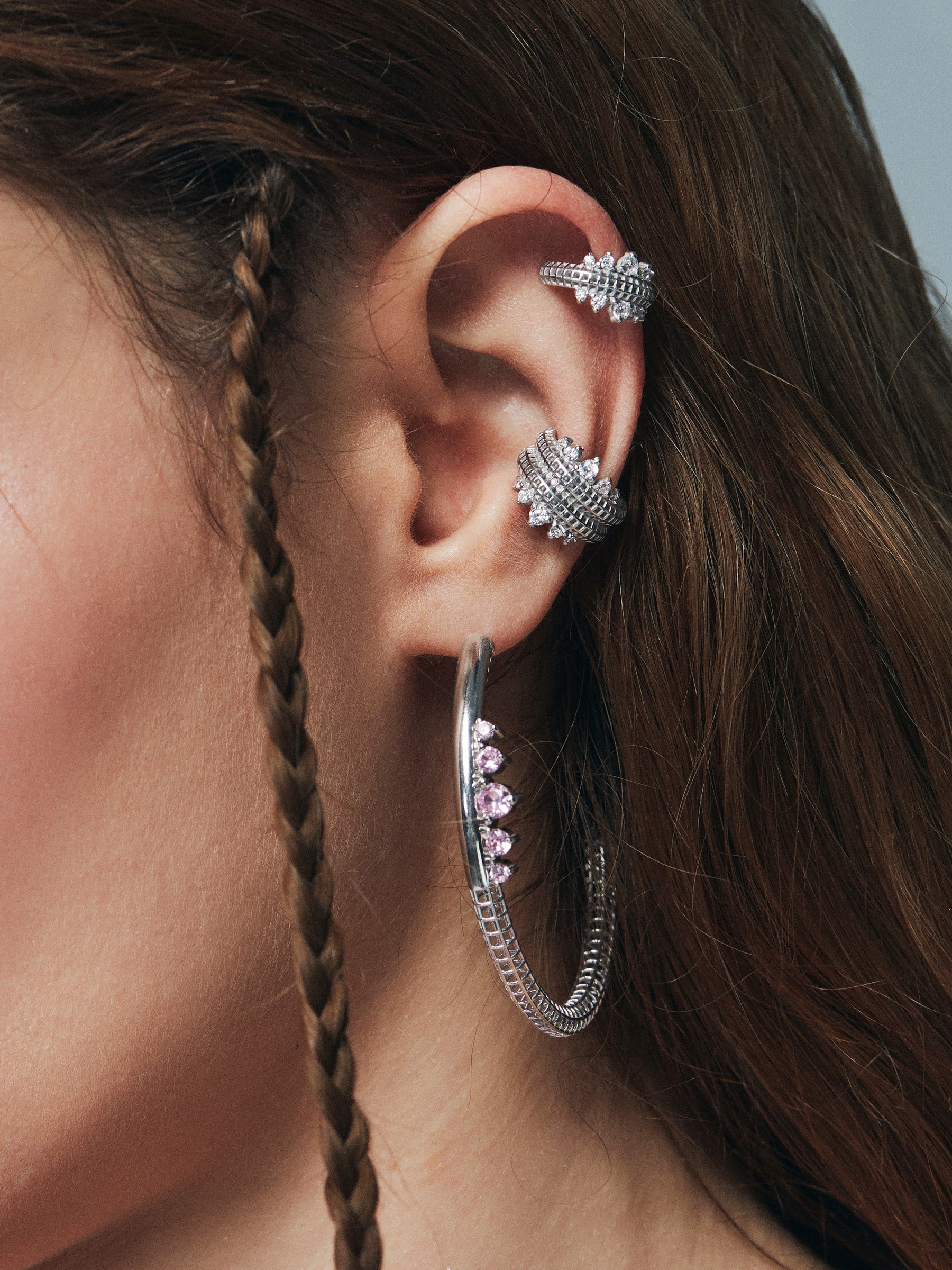 Double Princess Semita ear cuff yakın plan – taşlı detay, rodyum kaplama parlak yüzey