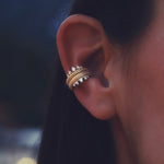 Double Princess Semita ear cuff takılı görünüm – çift sıralı beyaz zirkon, altın ton