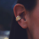 Double Princess Semita ear cuff takılı görünüm – çift sıralı beyaz zirkon, altın ton