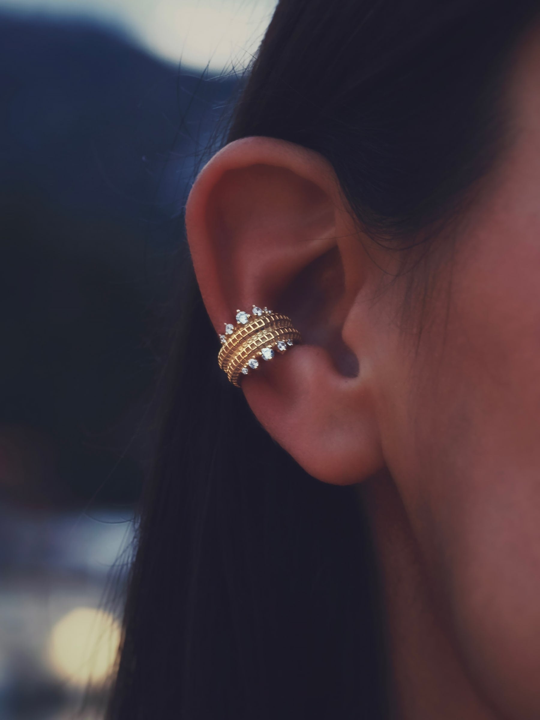 Double Princess Semita ear cuff takılı görünüm – çift sıralı beyaz zirkon, altın ton
