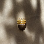 Stilize çekim – taşlı ear cuff, deliksiz ve ayarlanabilir form