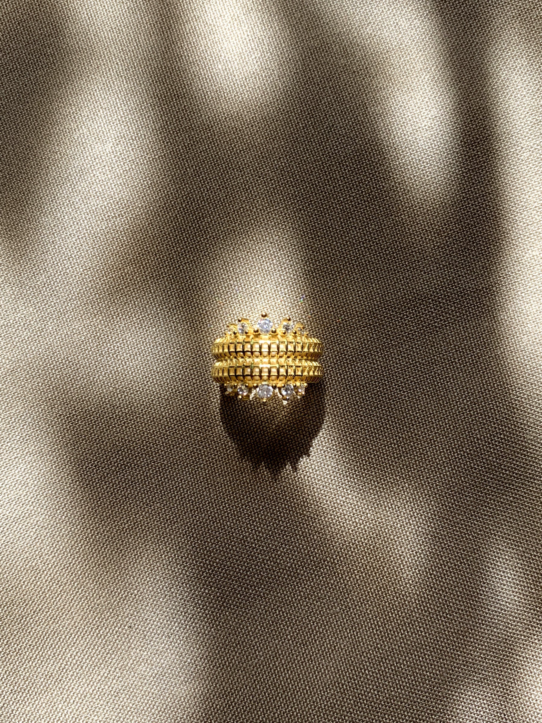 Stilize çekim – taşlı ear cuff, deliksiz ve ayarlanabilir form