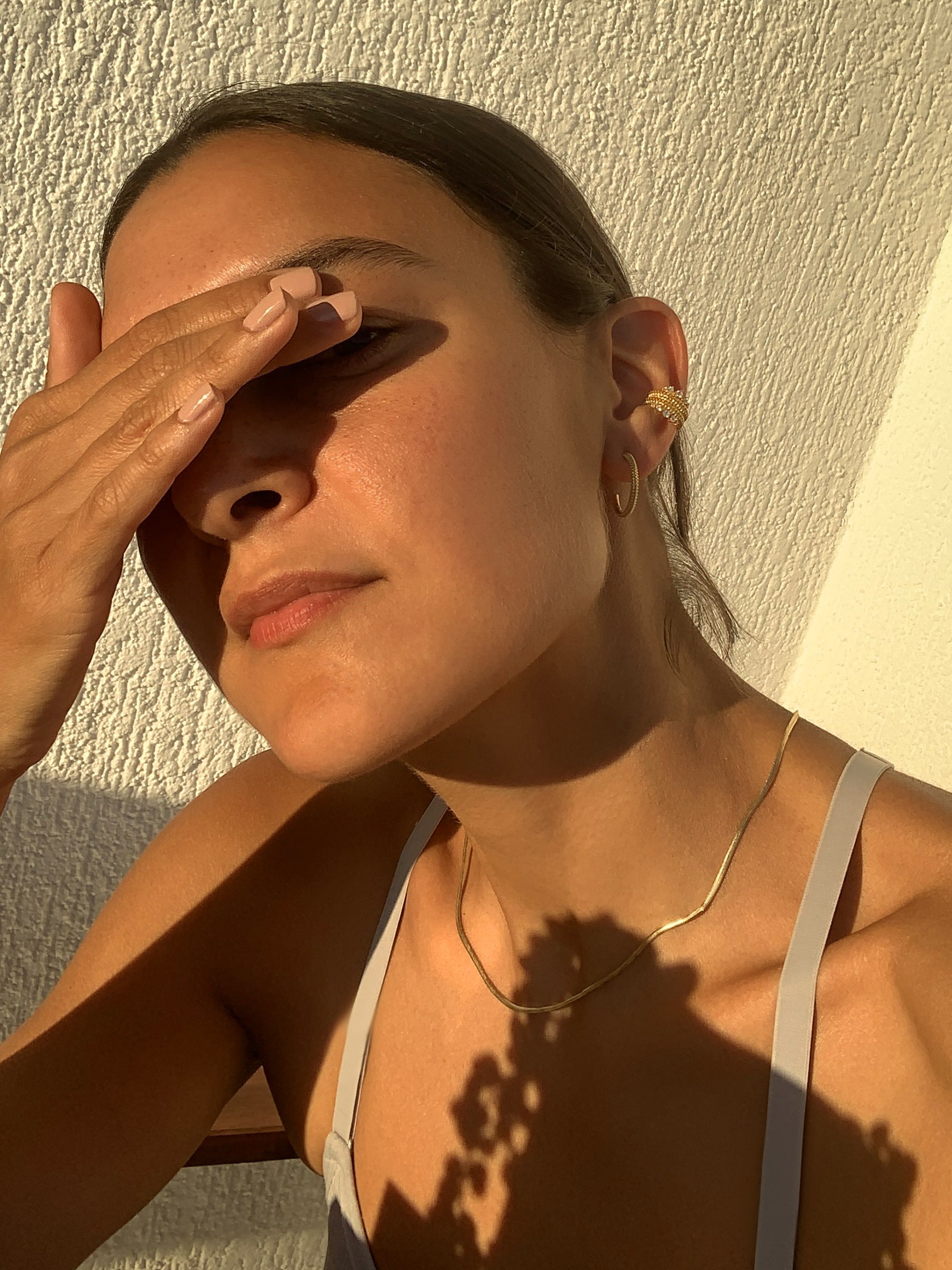 Taş detay yakın plan – Double Princess Semita ear cuff, 14K mikro altın kaplama