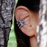 Erchie ear cuff yakın plan – beyaz zirkon taş dizilimi, rodyum kaplama parlak yüzey