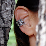 Erchie ear cuff yakın plan – beyaz zirkon taş dizilimi, rodyum kaplama parlak yüzey