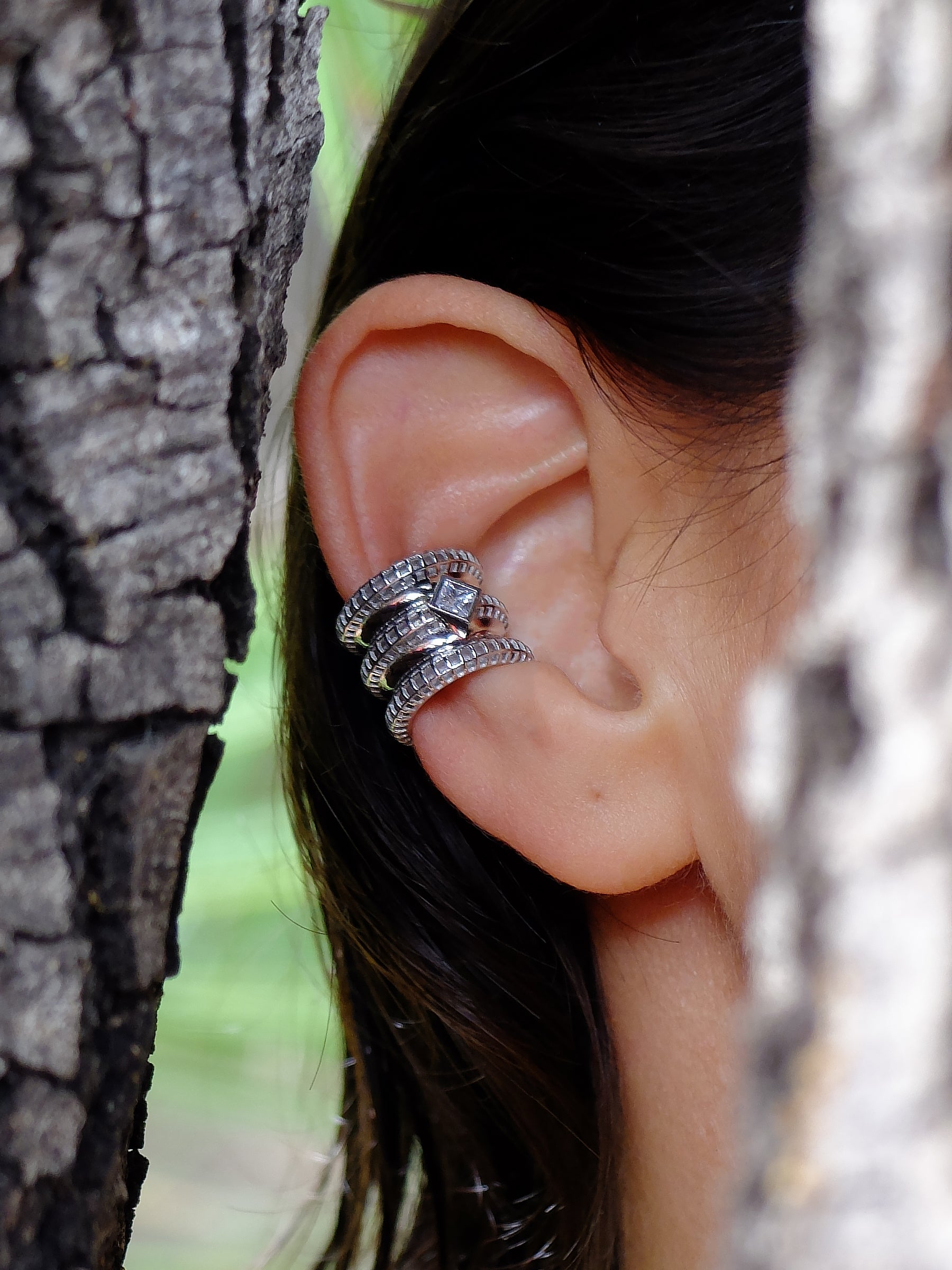 Erchie ear cuff yakın plan – beyaz zirkon taş dizilimi, rodyum kaplama parlak yüzey