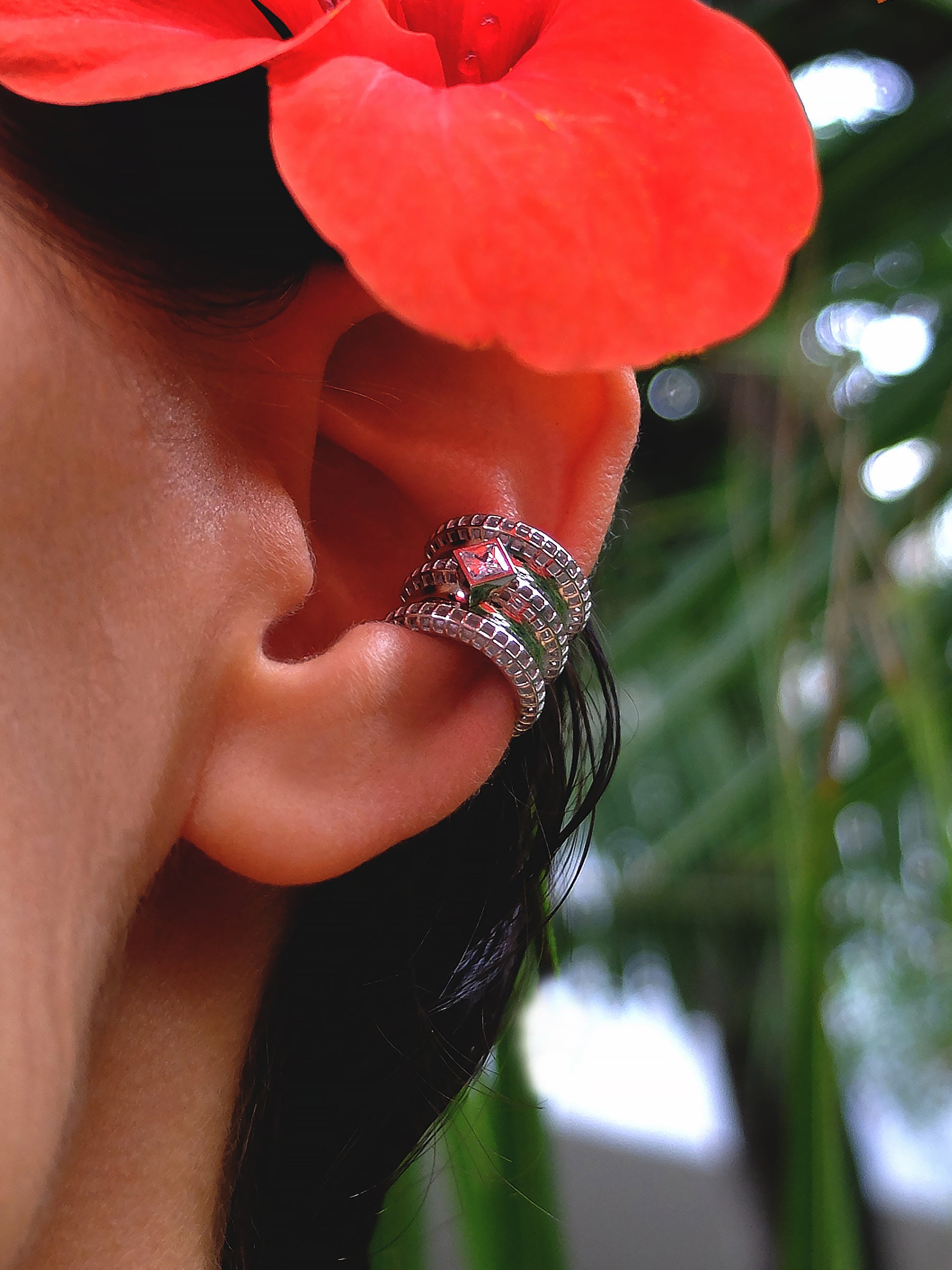 Erchie ear cuff stil çekimi – minimal görünüm, 925 gümüş rodyum kaplama taşlı ear cuff