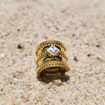 Erchie ear cuff yakın plan – taş dizilimi ve altın kaplama parlak yüzey