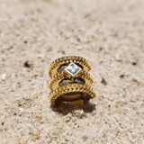 Erchie ear cuff yakın plan – taş dizilimi ve altın kaplama parlak yüzey