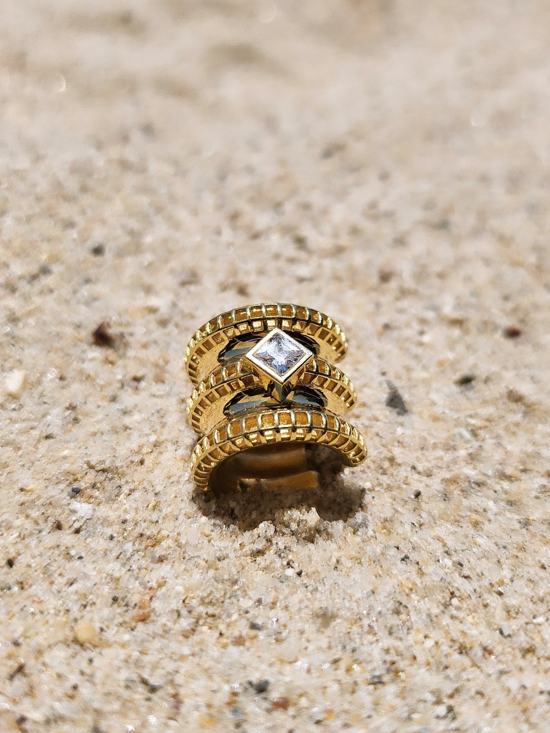 Erchie ear cuff yakın plan – taş dizilimi ve altın kaplama parlak yüzey