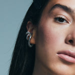 Maxi Luki ear cuff yakın plan – parlak rodyum kaplama