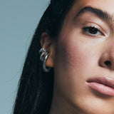 Maxi Luki ear cuff yakın plan – parlak rodyum kaplama