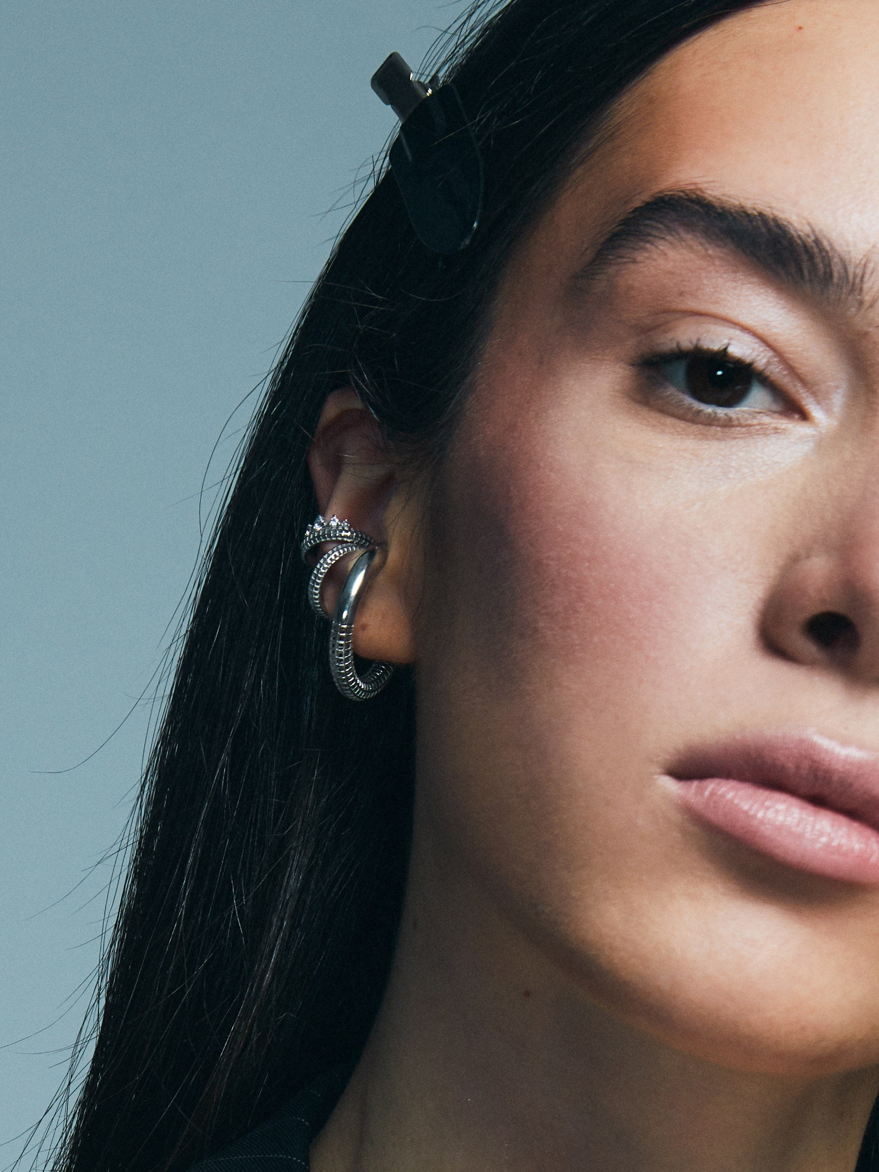 Maxi Luki ear cuff yakın plan – parlak rodyum kaplama