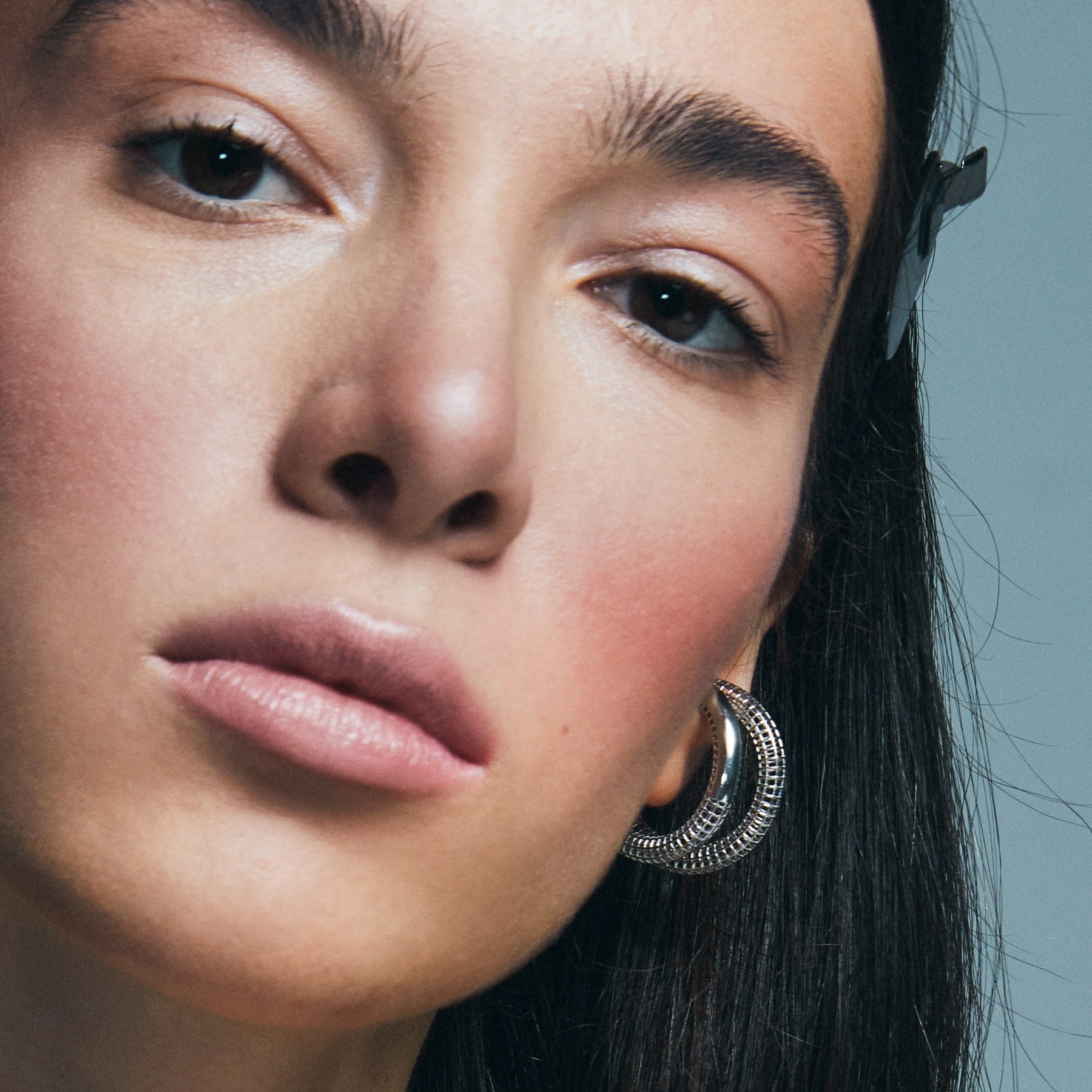 Maxi Luki ear cuff takılı görünüm – halka küpe etkisi, deliksiz