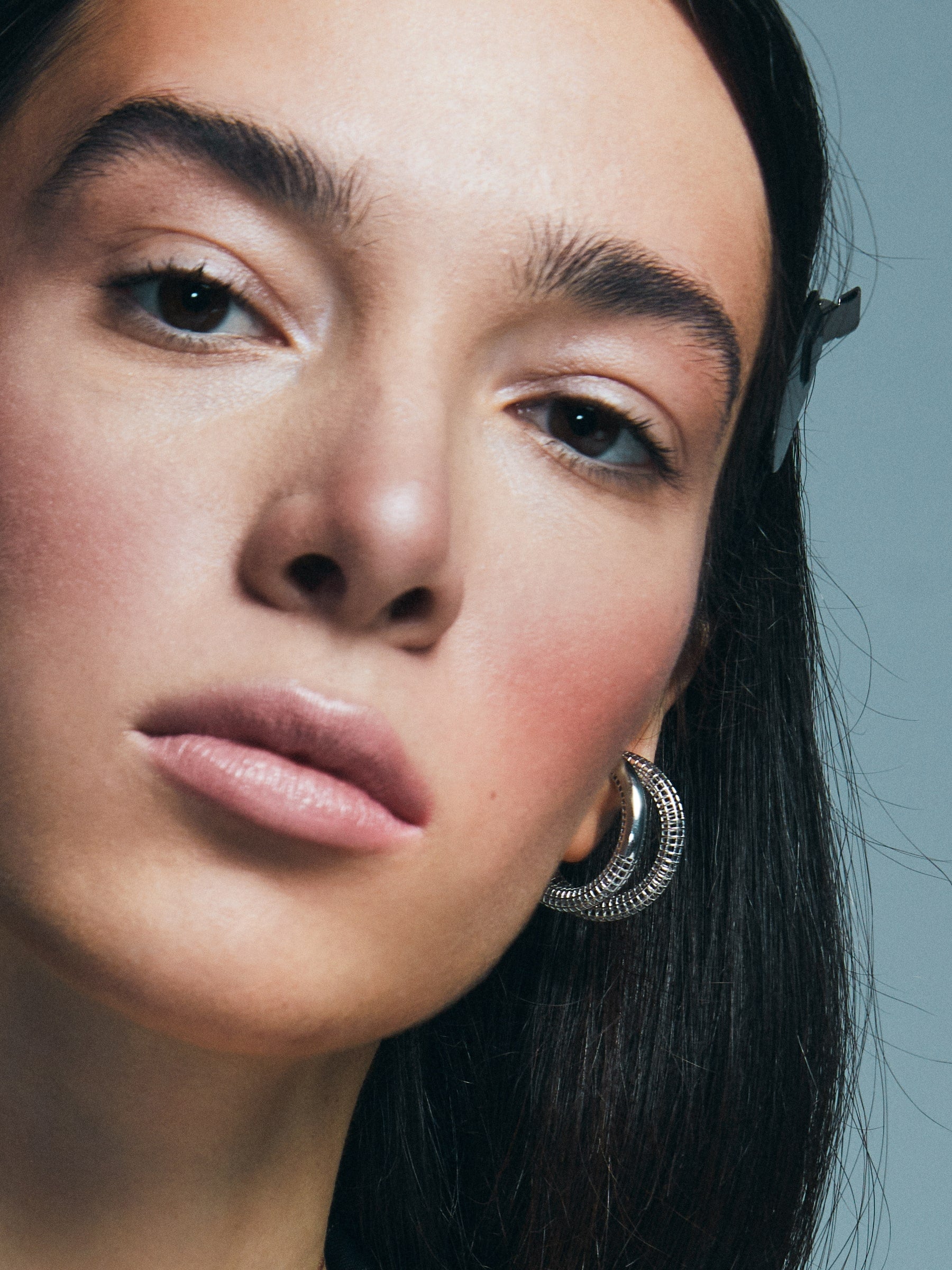 Maxi Luki ear cuff takılı görünüm – halka küpe etkisi, deliksiz