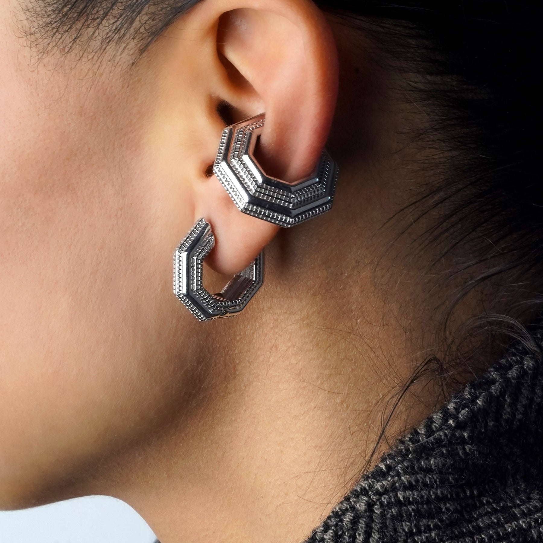 Octavia ear cuff takılı görünüm – sekizgen form, deliksiz kullanım