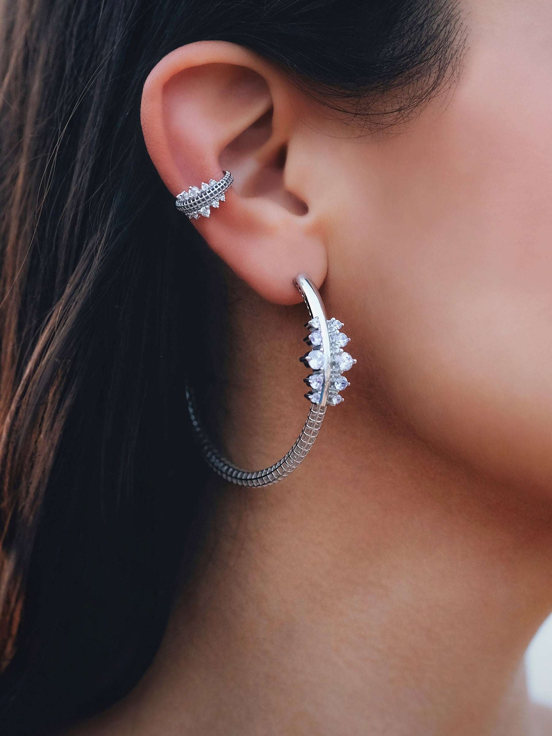 Two Sided Semita ear cuff yakın plan – çift taraflı taş dizilimi, parlak yüzey