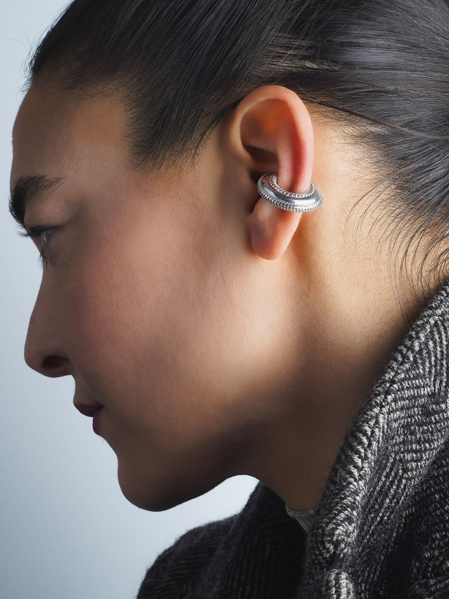 Eclipse Ear Cuff takılı yandan görünüm