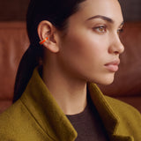 Ignite Pulse ear cuff takan model profilden, haki palto, ateş turuncusu mineli 14 ayar altın kaplama 925 ayar gümüş kıkırdak küpe
