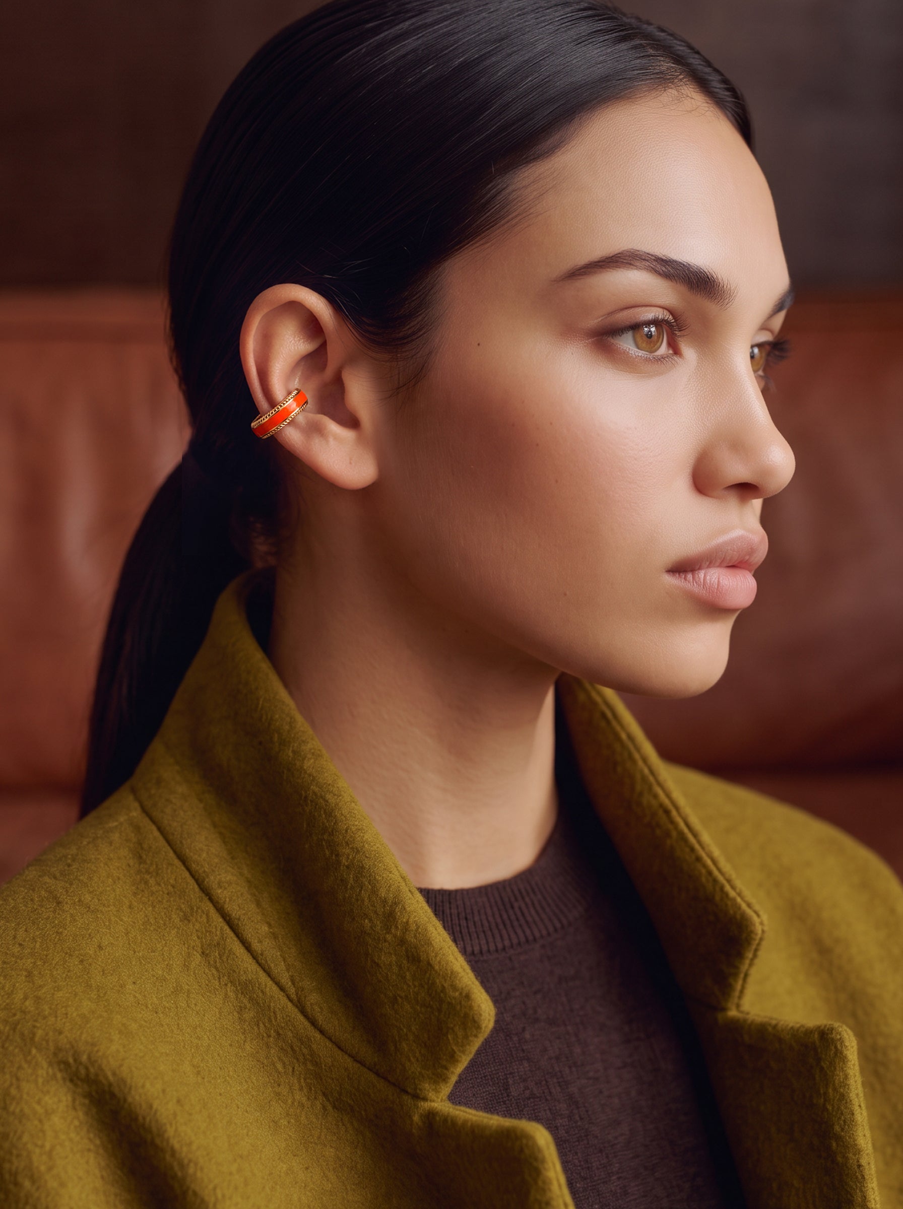 Ignite Pulse ear cuff takan model profilden, haki palto, ateş turuncusu mineli 14 ayar altın kaplama 925 ayar gümüş kıkırdak küpe