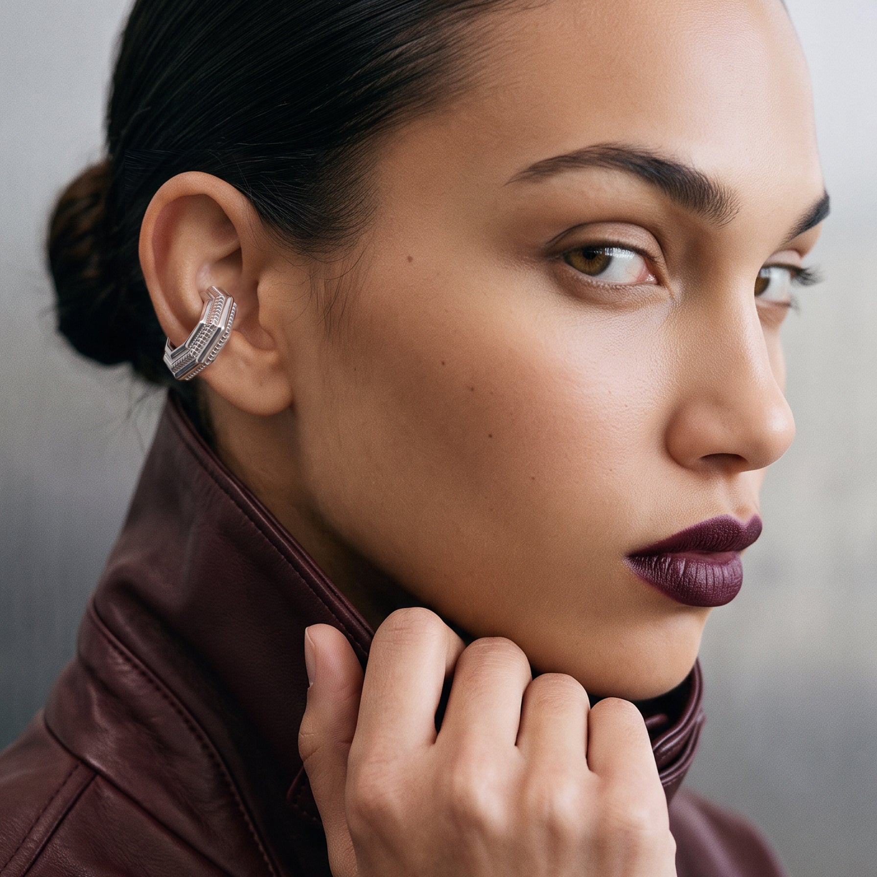 Octa Ear Cuff takan model, bordo deri ceket, rodyum kaplama 925 ayar gümüş sekizgen kıkırdak küpe
