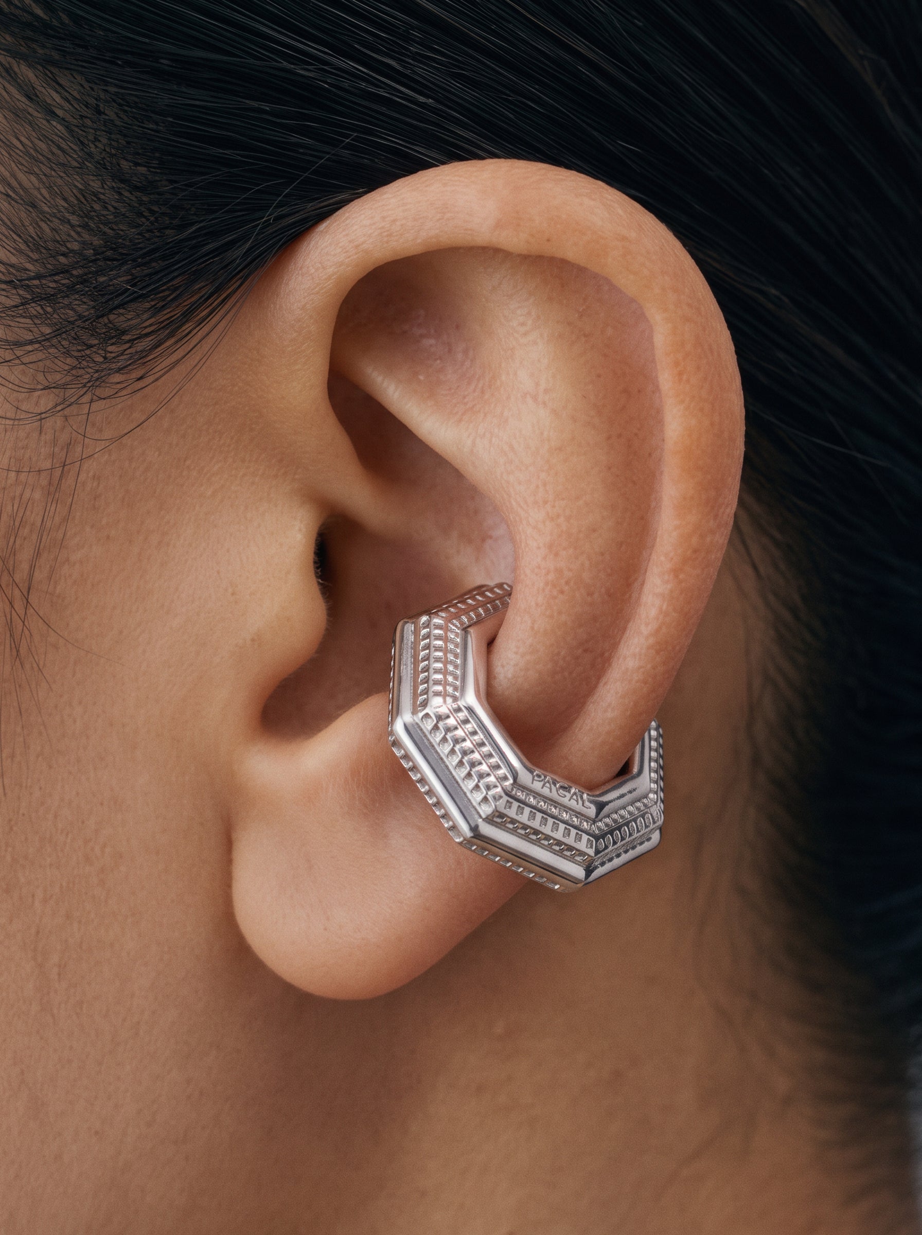 Octa Ear Cuff detail on the ear cartilage, dotted texture, rhodium-plated 925 sterling silver