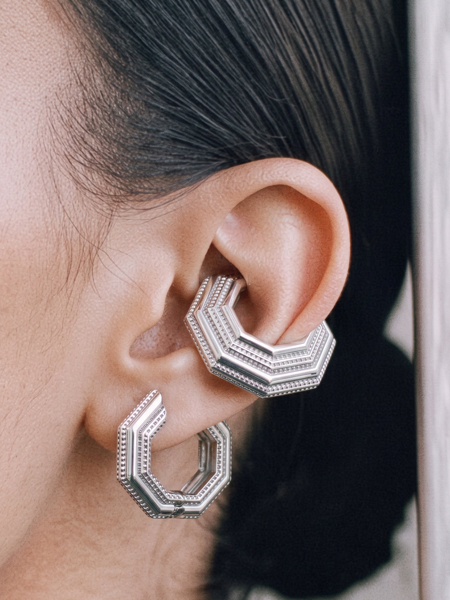 Close-up of the Octa earring with an UNBOUND ear cuff, rhodium-plated 925 sterling silver layered octagonal form