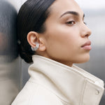 Octavia Ear Cuff takan model profilden, krem deri ceket, rodyum kaplama 925 ayar gümüş kalın sekizgen kıkırdak küpe