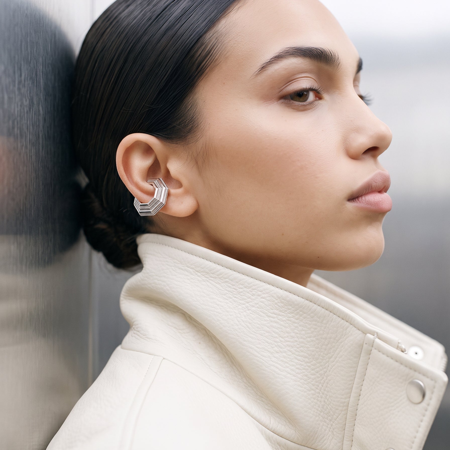 Octavia Ear Cuff takan model profilden, krem deri ceket, rodyum kaplama 925 ayar gümüş kalın sekizgen kıkırdak küpe