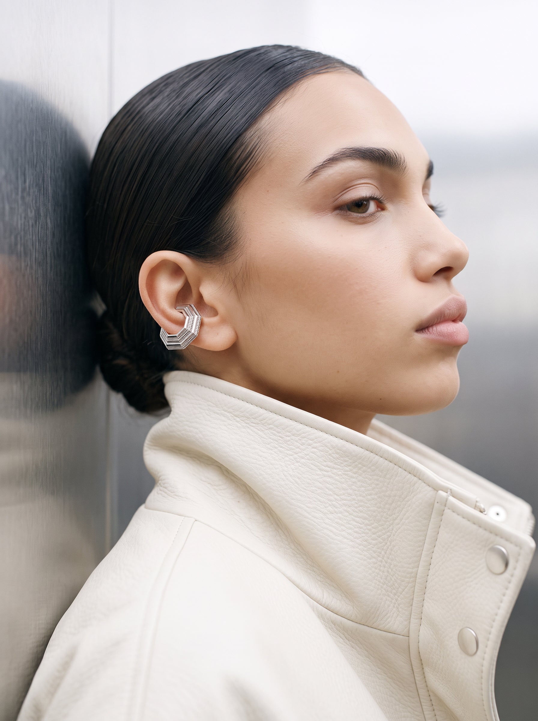 Octavia Ear Cuff takan model profilden, krem deri ceket, rodyum kaplama 925 ayar gümüş kalın sekizgen kıkırdak küpe