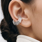 Octavia Ear Cuff kulakta yakın çekim, katmanlı kalın sekizgen form, rodyum kaplama 925 ayar gümüş deliksiz kıkırdak küpe