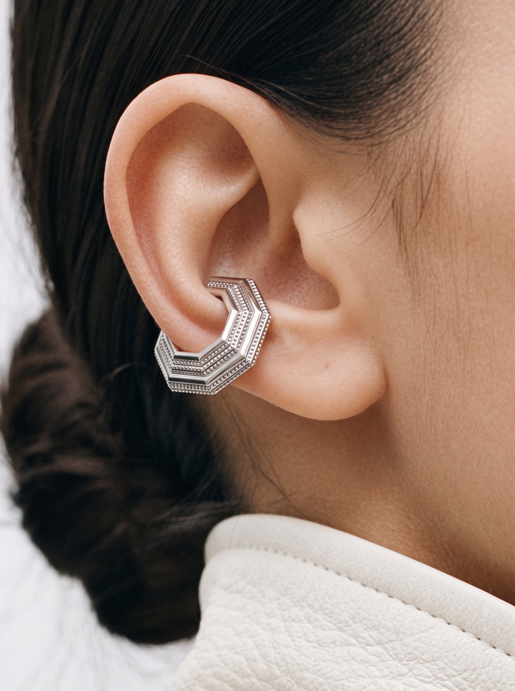 Octavia Ear Cuff kulakta yakın çekim, katmanlı kalın sekizgen form, rodyum kaplama 925 ayar gümüş deliksiz kıkırdak küpe