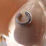 Parlak Luki ear cuff yakın plan – çift dokulu tasarım, rodyum kaplama