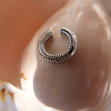 Parlak Luki ear cuff yakın plan – çift dokulu tasarım, rodyum kaplama