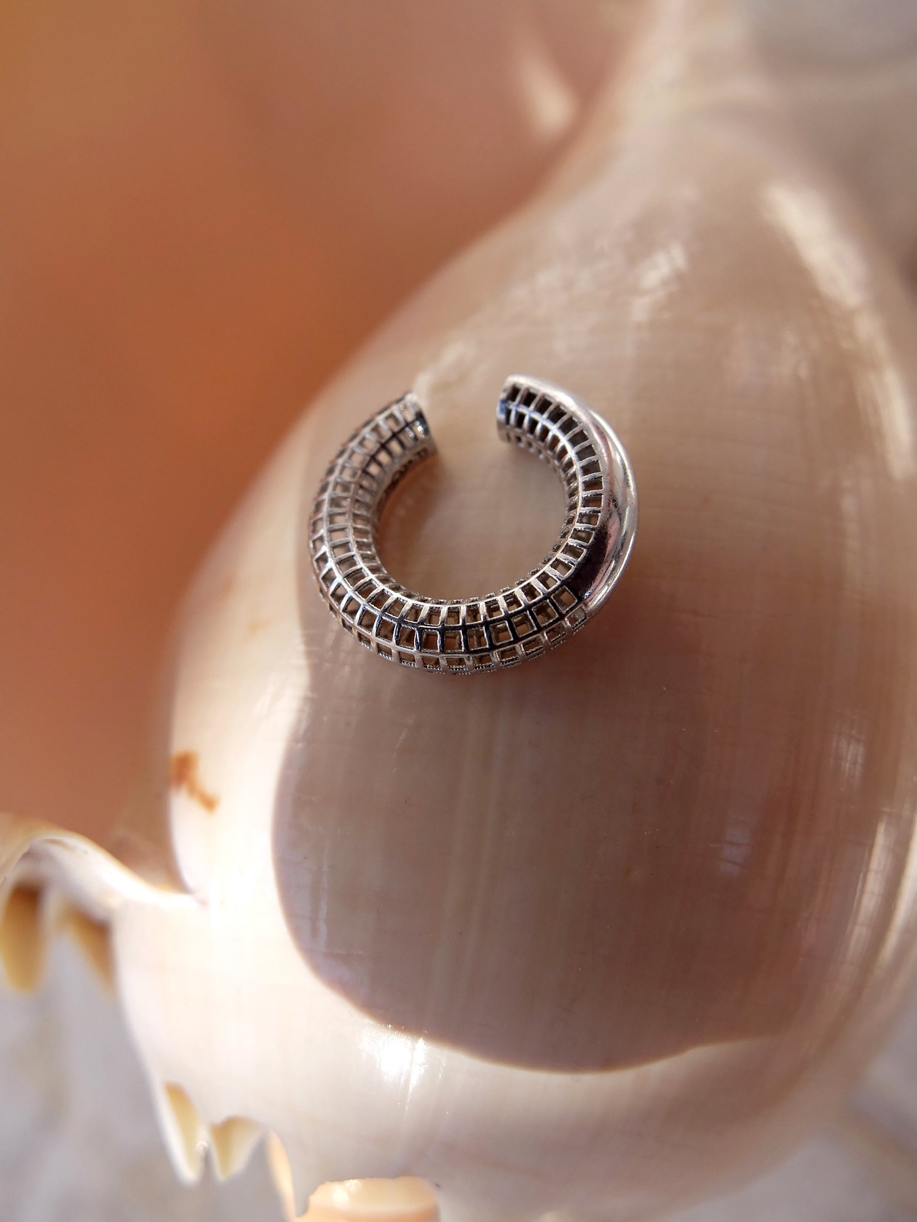 Parlak Luki ear cuff yakın plan – çift dokulu tasarım, rodyum kaplama