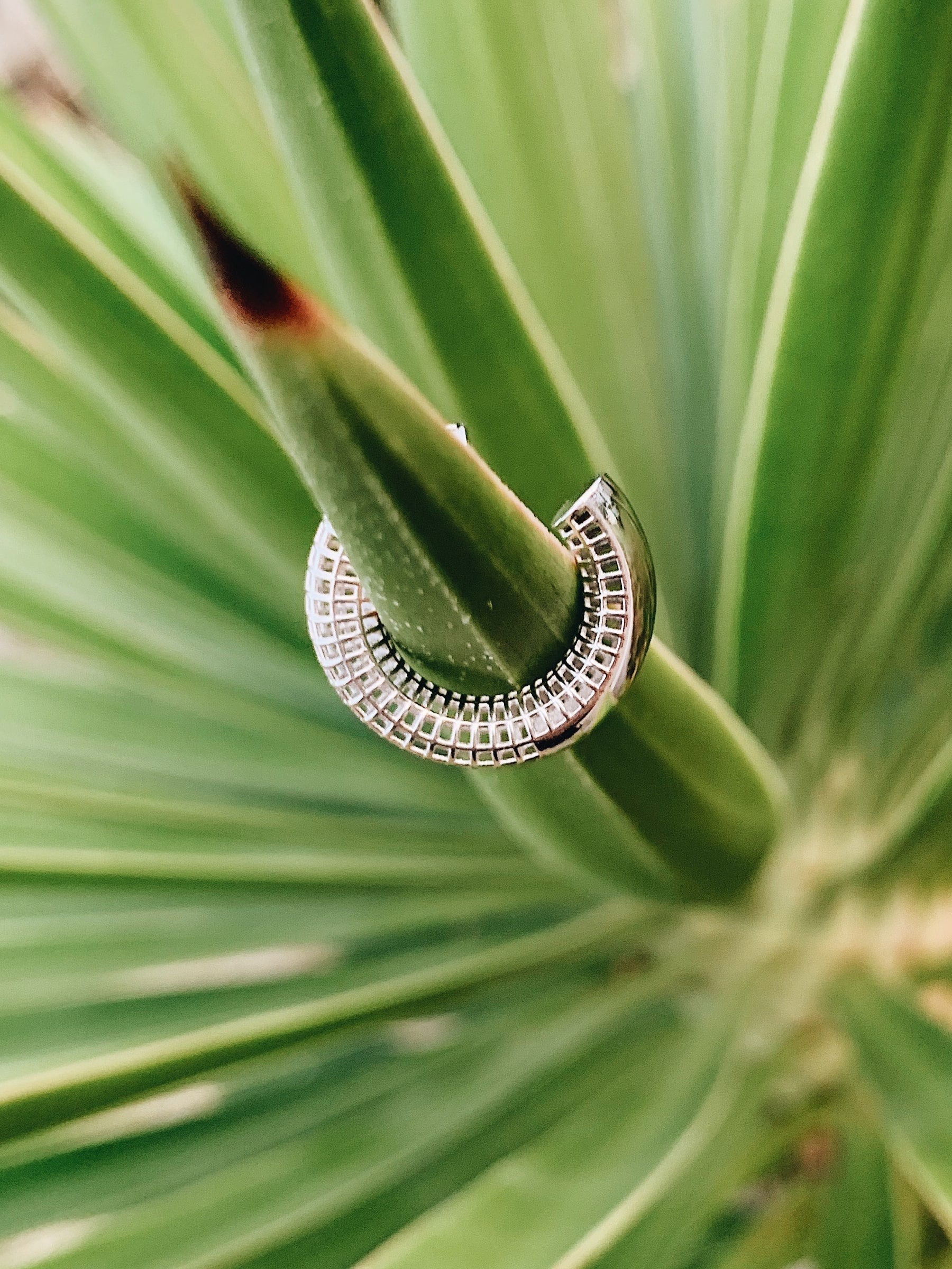 Parlak Luki ear cuff takılı görünüm – deliksiz ve ayarlanabilir, parlak yüzey